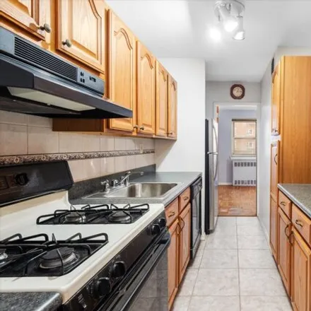 Image 5 - 88-12 151st Avenue, New York, NY 11414, USA - Apartment for sale