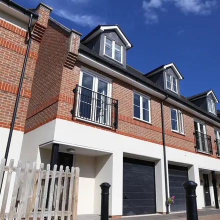 Rent this 3 bed townhouse on Weatherhill Close in Guildford, GU1 2SP