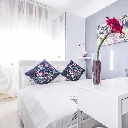 Rent this 3 bed room on Davenia in Via Savona, 20146 Milan MI