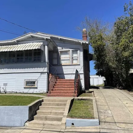 Buy this 3 bed house on 2025 Rosedale Avenue in Oakland, CA 94601