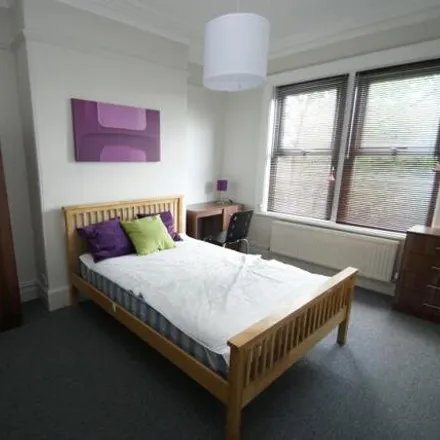 Rent this 5 bed duplex on 29 Wood Lane in Leeds, LS6 2AY