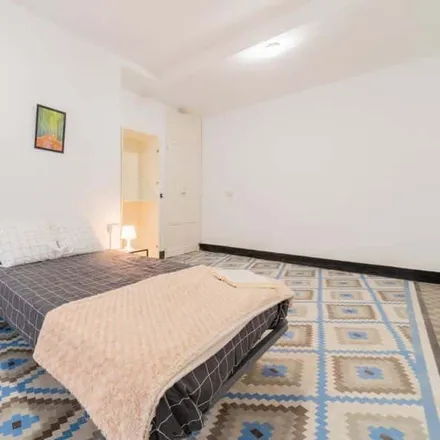 Rent this 5 bed room on Mediterránea de Hamburguesas in Plaça del Mercat, 22