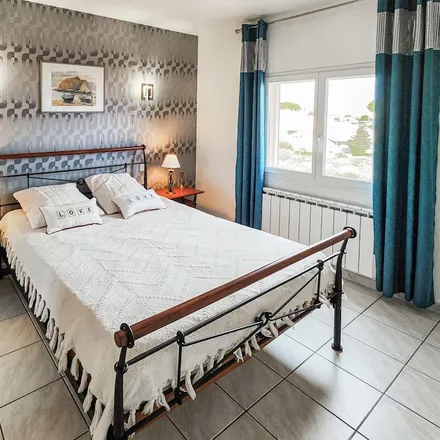Rent this 3 bed townhouse on Base ULM de Fleury d'Aude in Laquirou, D 1118