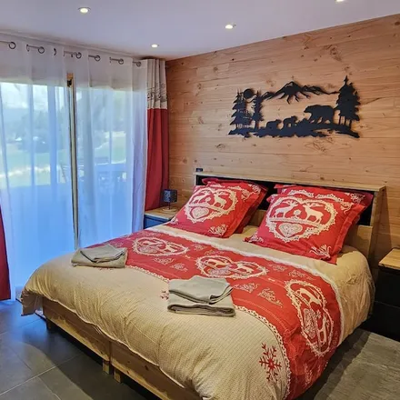 Rent this 3 bed house on 05250 La Joue du Loup