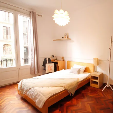 Rent this 5 bed room on 레몬하우스 in Carrer de Balmes, 52