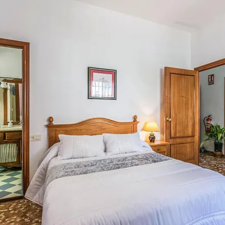 Rent this 3 bed house on Plaza de la Fuente in Fuente-Tójar, Andalusia