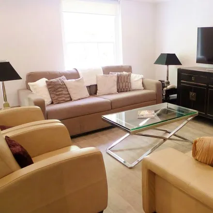Rent this 3 bed apartment on London in W11 4UE, United Kingdom