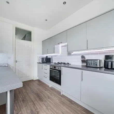 Image 3 - Crowborough Road, Southend-on-Sea, SS2 6LP, United Kingdom - Apartment for sale