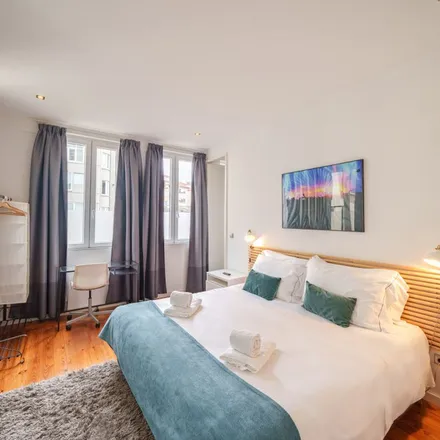 Rent this 3 bed apartment on Laboratório Análises Clínicas in Rua de Fernandes Tomás, 4000-435 Porto