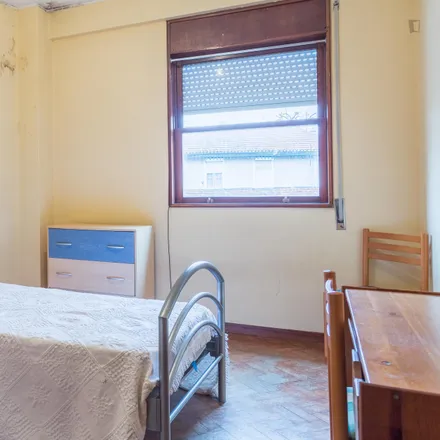 Rent this 3 bed room on Rua de Luz Soriano in 4200-143 Porto, Portugal