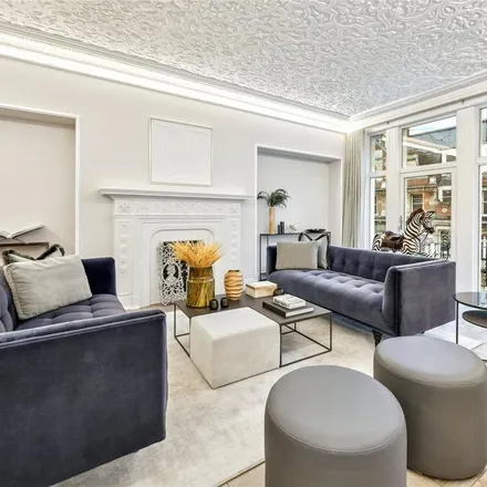 Rent this 8 bed apartment on Wellington Court in 116 Knightsbridge, London