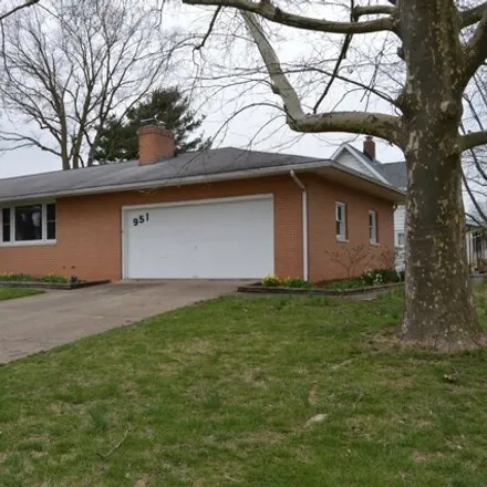 Buy this 4 bed house on 951 Pratt Avenue in Lancaster, OH 43130