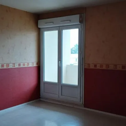 Rent this 2 bed apartment on Repair Café de l'Aube in Rue des Frères Berthaut, 10420 Les Noës-près-Troyes