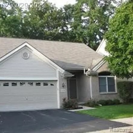 Buy this 2 bed condo on 5548 Ashby Court in Waterford Township, MI 48327