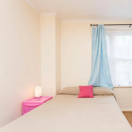 Rent this 5 bed room on 167 Westway in London, W12 7AP