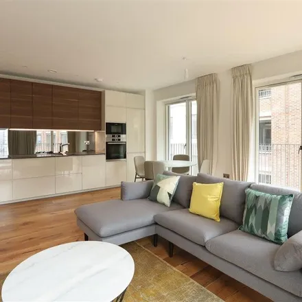 Rent this 3 bed apartment on Osmani Primary School in Vallance Road, London