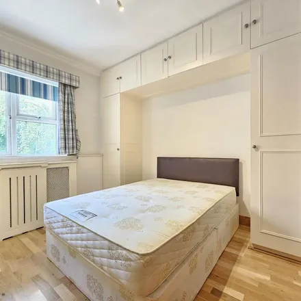 Rent this 2 bed apartment on Park Lodge in Queensmead, London