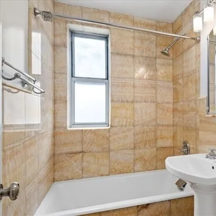 Image 7 - 325 East 201st Street, New York, NY 10458, USA - Apartment for sale