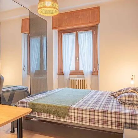 Rent this 3 bed room on Via Filippo Sassetti in 17, 20124 Milan MI