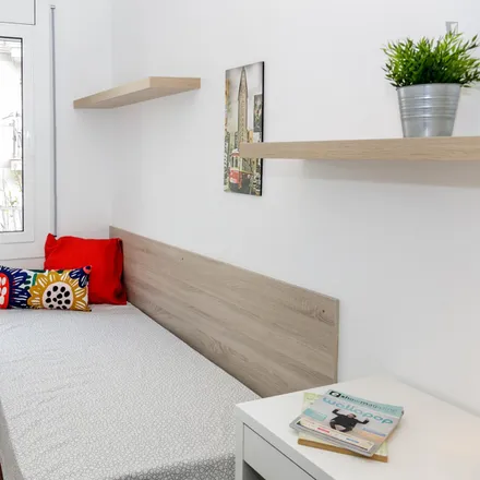 Rent this 6 bed room on Carrer d'Orient in 08904 l'Hospitalet de Llobregat, Spain