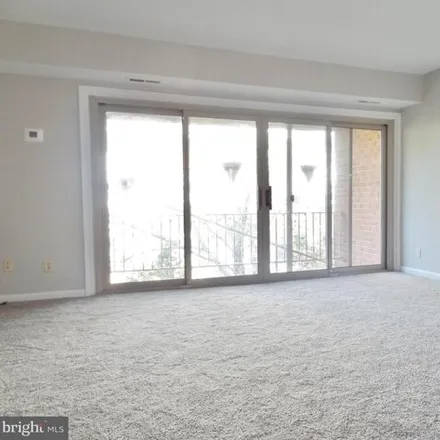 Image 4 - 6012 Westchester Park Drive, Hyattsville, MD 20740, USA - Condo for sale