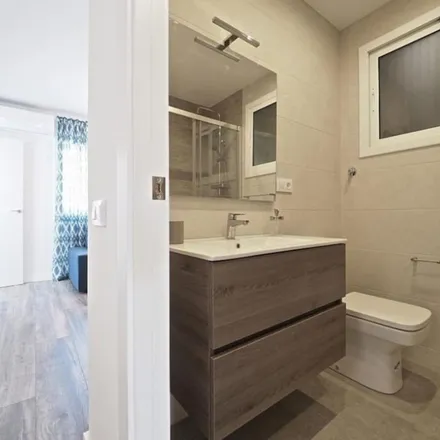 Rent this 3 bed apartment on Carrer de les Carolines in 6, 08012 Barcelona