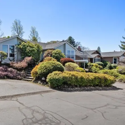 Buy this 3 bed house on 2566 Heritage Way in Medford, Oregon