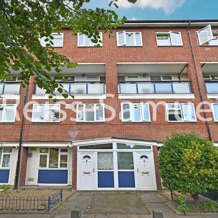 Rent this 4 bed townhouse on Cook's Road in London, SE17 3NG