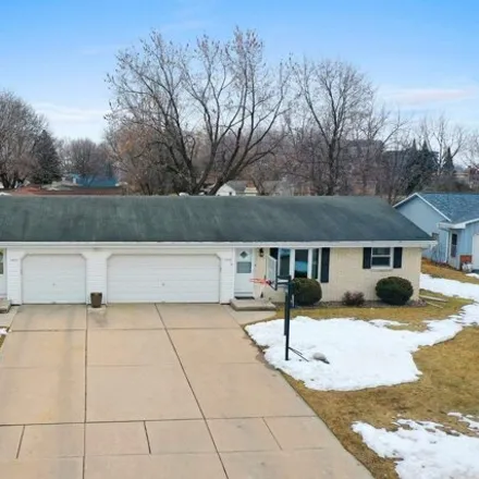 Buy this studio house on 1567 Kennedy Drive in Green Bay, WI 54304