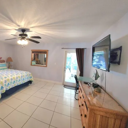 Rent this 4 bed house on Naples
