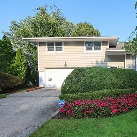 Buy this 3 bed house on 72 Serpentine Lane in Searingtown, NY 11507