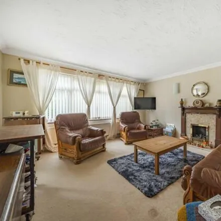 Image 3 - Bierton Road, Aylesbury, HP20 1EH, United Kingdom - House for sale