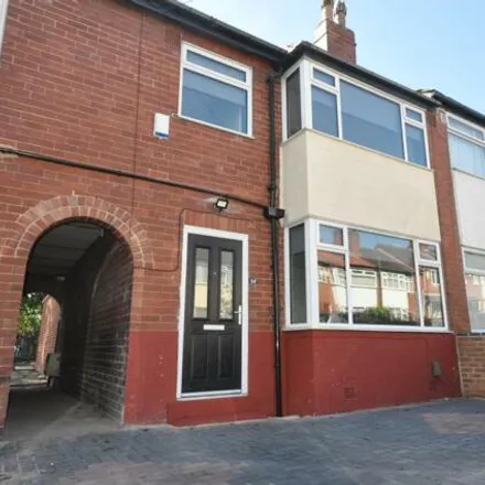 Rent this 5 bed townhouse on Back Welton Mount in Leeds, LS6 1ET
