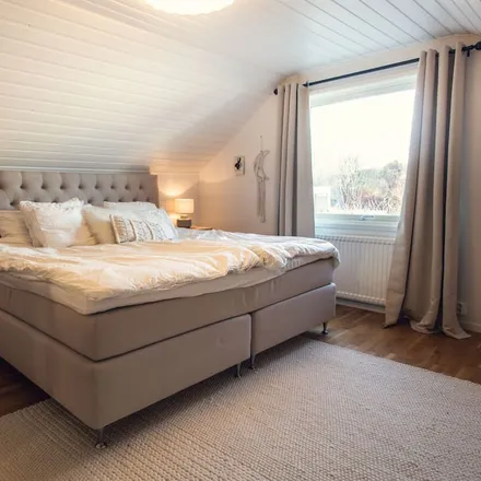 Rent this 4 bed house on Västra vägen in 475 41 Hönö, Sweden