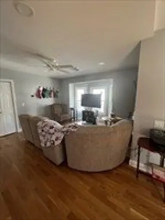 Image 7 - 33;35 Robbins Street, Waltham, MA 02453, USA - Apartment for rent