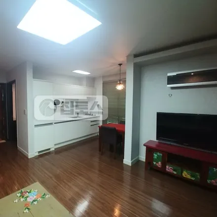 Rent this studio apartment on 서울특별시 강남구 논현동 76-2