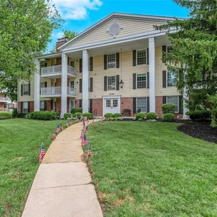 Buy this 2 bed condo on 1525 Hampton Hall Dr Apt 11 in Chesterfield, Missouri