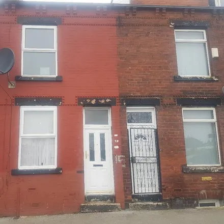 Rent this 3 bed townhouse on Back Chatsworth Road in Leeds, LS8 3QJ