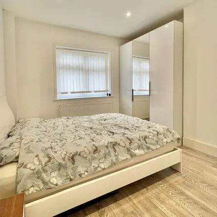 Image 2 - Colin Park Road, The Hyde, London, NW9 6JA, United Kingdom - Room for rent