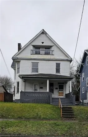 Buy this studio house on 136 Boyles Avenue in New Castle, PA 16101