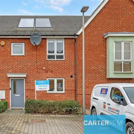 Buy this 3 bed townhouse on Heathland Way in Tilbury, RM16 2DF