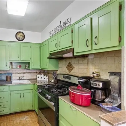 Image 3 - 1346 East 99th Street, New York, NY 11236, USA - House for sale