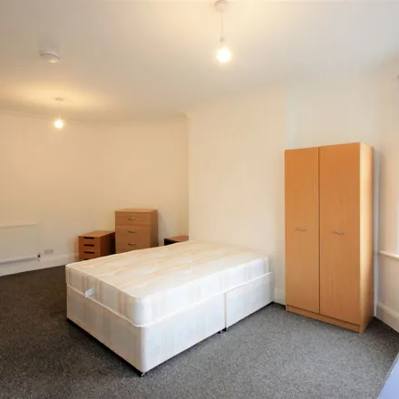 Rent this 3 bed apartment on High Road in Willesden Green, London