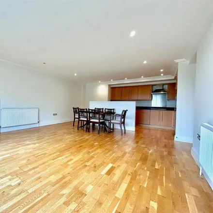Rent this 2 bed house on Point Wharf in London, TW8 0BX
