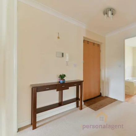Image 2 - Horton Crescent, Epsom, KT19 8AA, United Kingdom - Apartment for rent