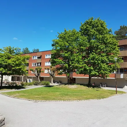 Rent this 3 bed apartment on Rönnbergagatan 11 in 723 44 Västerås, Sweden