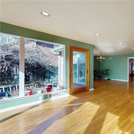 Image 3 - 82-50 Surrey Place, New York, NY 11432, USA - House for sale