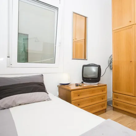 Rent this 3 bed room on Carrer d'Entença in 96, 08001 Barcelona