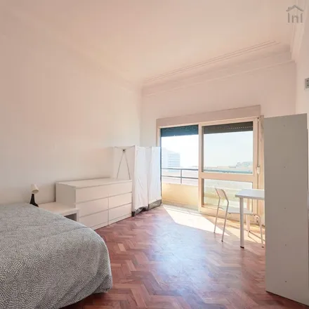 Rent this 16 bed room on Rua Sampaio e Pina