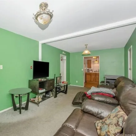 Image 7 - 7 Lafayette Avenue, Brookhaven, Mastic, NY 11950, USA - House for sale